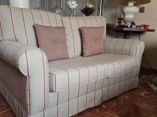 Sofá de 2 plazas beige y rojo