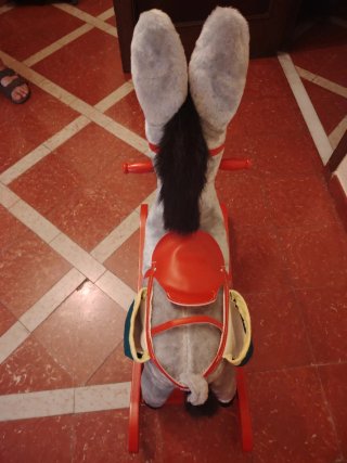 Caballo balancín peluche gris. Precio negociable