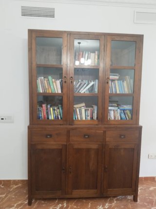 Mueble de salón madera con vitrina