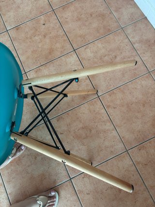 Sillas de plástico y madera