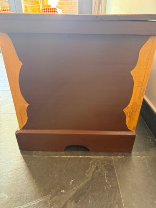 Baúl de madera decorado a mano