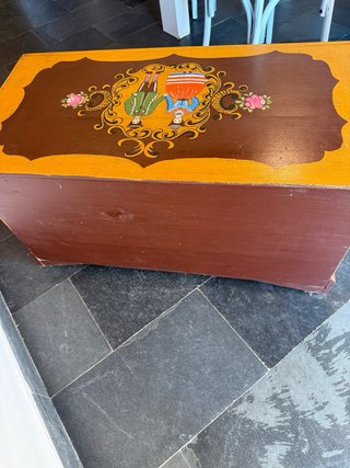 Baúl de madera decorado a mano