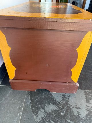 Baúl de madera decorado a mano