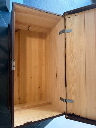 Baúl de madera decorado a mano