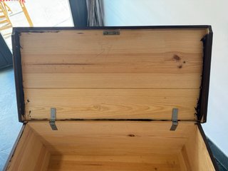 Baúl de madera decorado a mano
