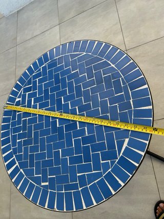 Mesa exterior hierro y cerámica azul