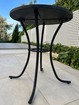 Mesa exterior hierro y cerámica azul