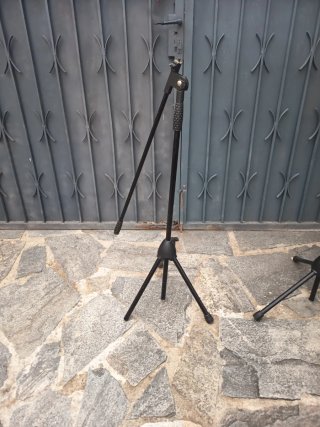 Trípode negro para micrófono