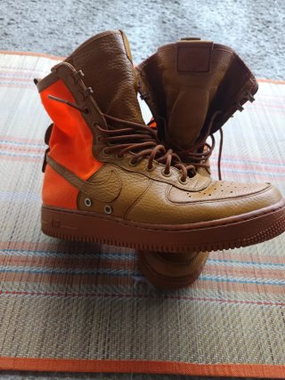 Botas Nike Marrones y Naranjas