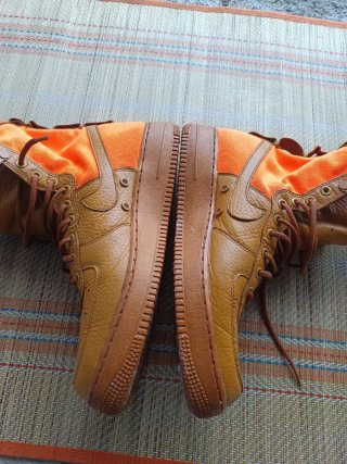 Botas Nike Marrones y Naranjas