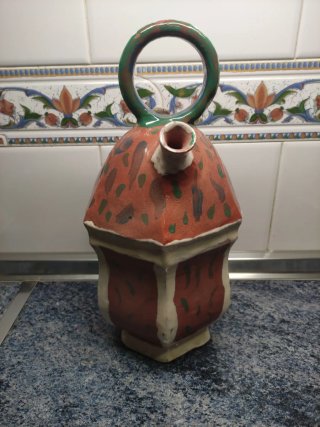 Botijo de cerámica hecho a mano