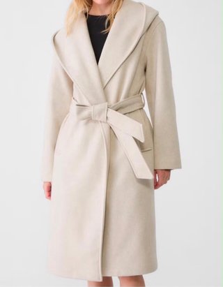 Gabardina Beige con Cinturón y Capucha
