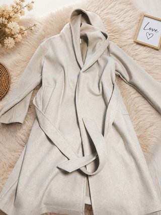 Gabardina Beige con Cinturón y Capucha