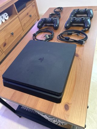 PS4 (Play Station 4) Slim 1T + 3 mandos originales