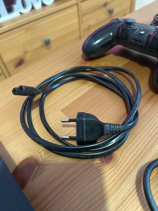 PS4 (Play Station 4) Slim 1T + 3 mandos originales