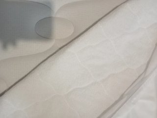 Cubre colchón blanco,