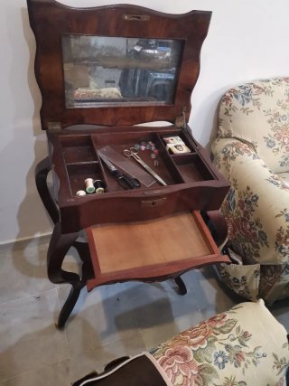 Costurero antiguo de madera de Caoba