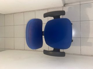 Silla de estudio azul y negra