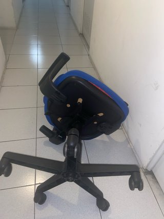 Silla de estudio azul y negra