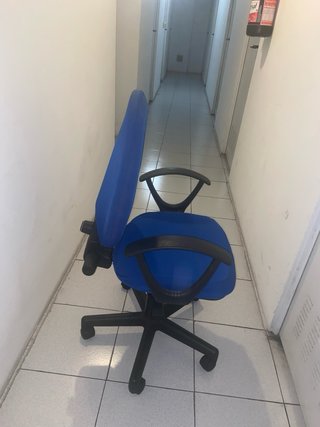Silla de estudio azul y negra
