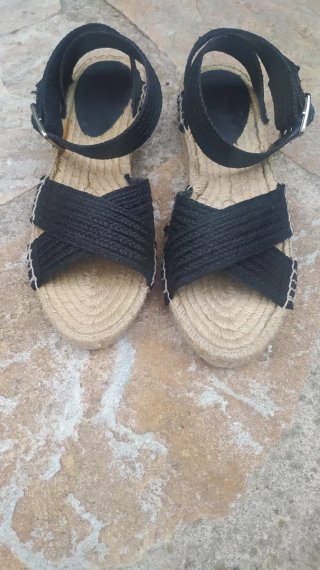 Sandalias de esparto negras.
