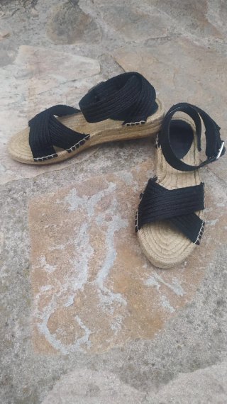 Sandalias de esparto negras.