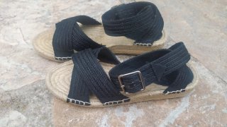 Sandalias de esparto negras.