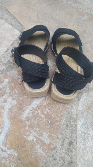 Sandalias de esparto negras.