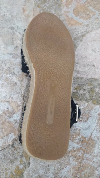 Sandalias de esparto negras.