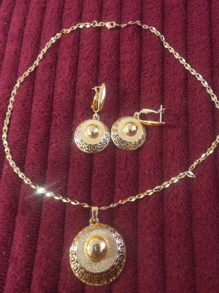 Conjunto Colgante y Pendientes Estilo Griego Dorad