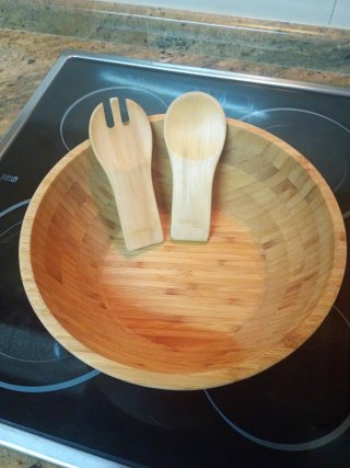 Ensaladera de bambú con cubiertos