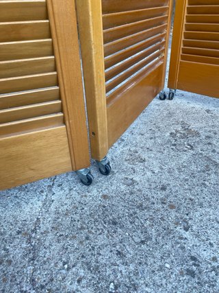 Biombo de madera con ruedas