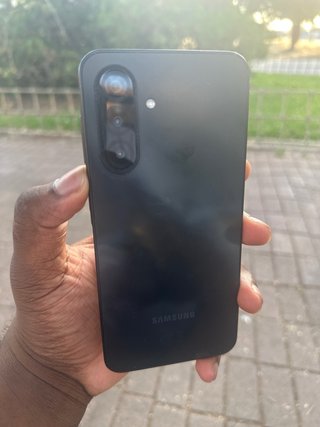 Teléfono móvil negro.