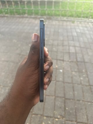 Teléfono móvil negro.