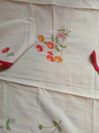 Mantelería bordada flores rojas y naranjas