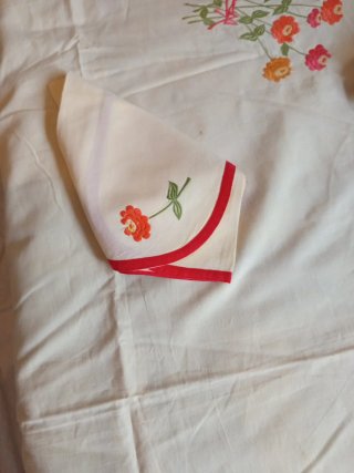 Mantelería bordada flores rojas y naranjas