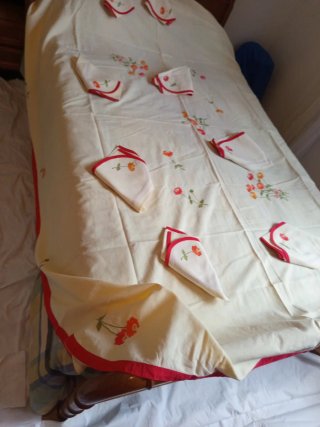 Mantelería bordada flores rojas y naranjas