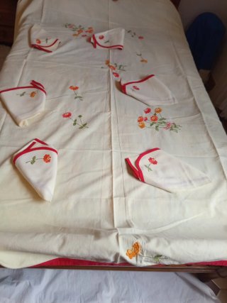 Mantelería bordada flores rojas y naranjas