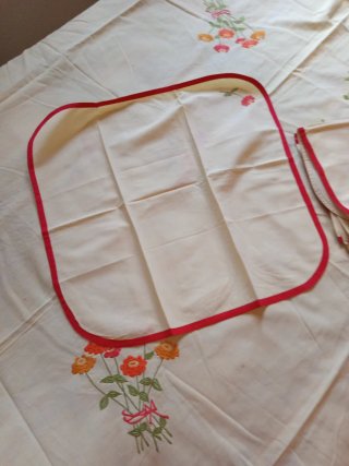 Mantelería bordada flores rojas y naranjas