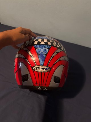 Casco de moto NZI con diseño deportivo