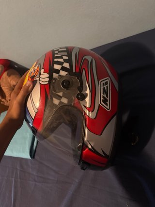 Casco de moto NZI con diseño deportivo