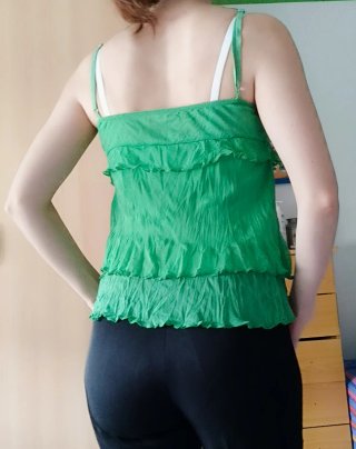 Blusa verde con volantes y lazo