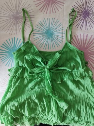 Blusa verde con volantes y lazo