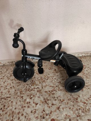 Triciclo compacto color negro  marca Besrey