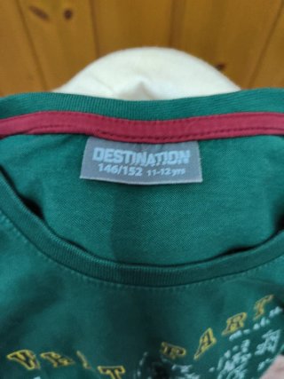 Camiseta verde con fórmulas matemáticas