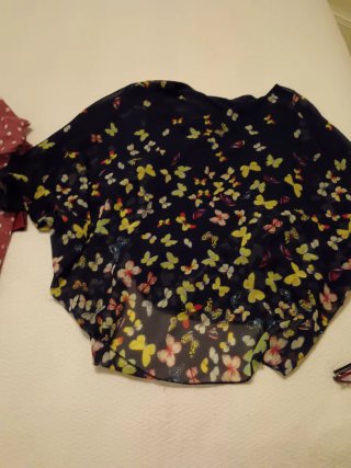 Camiseta beige con corazones