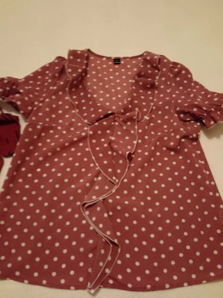 Camiseta beige con corazones