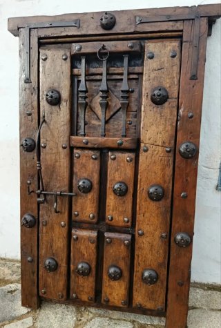 Puerta de roble macizo antigua