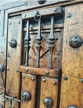 Puerta de roble macizo antigua