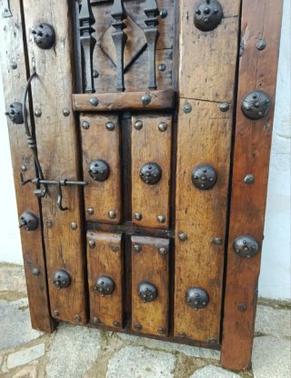 Puerta de roble macizo antigua